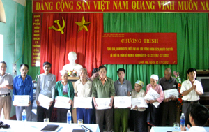 Ban chỉ đạo chăm sóc người có công huyện Kim Bôi tặng quà cho gia đình chính sách xã Cuối Hạ nhân dịp ngày thương binh - liệt sĩ.